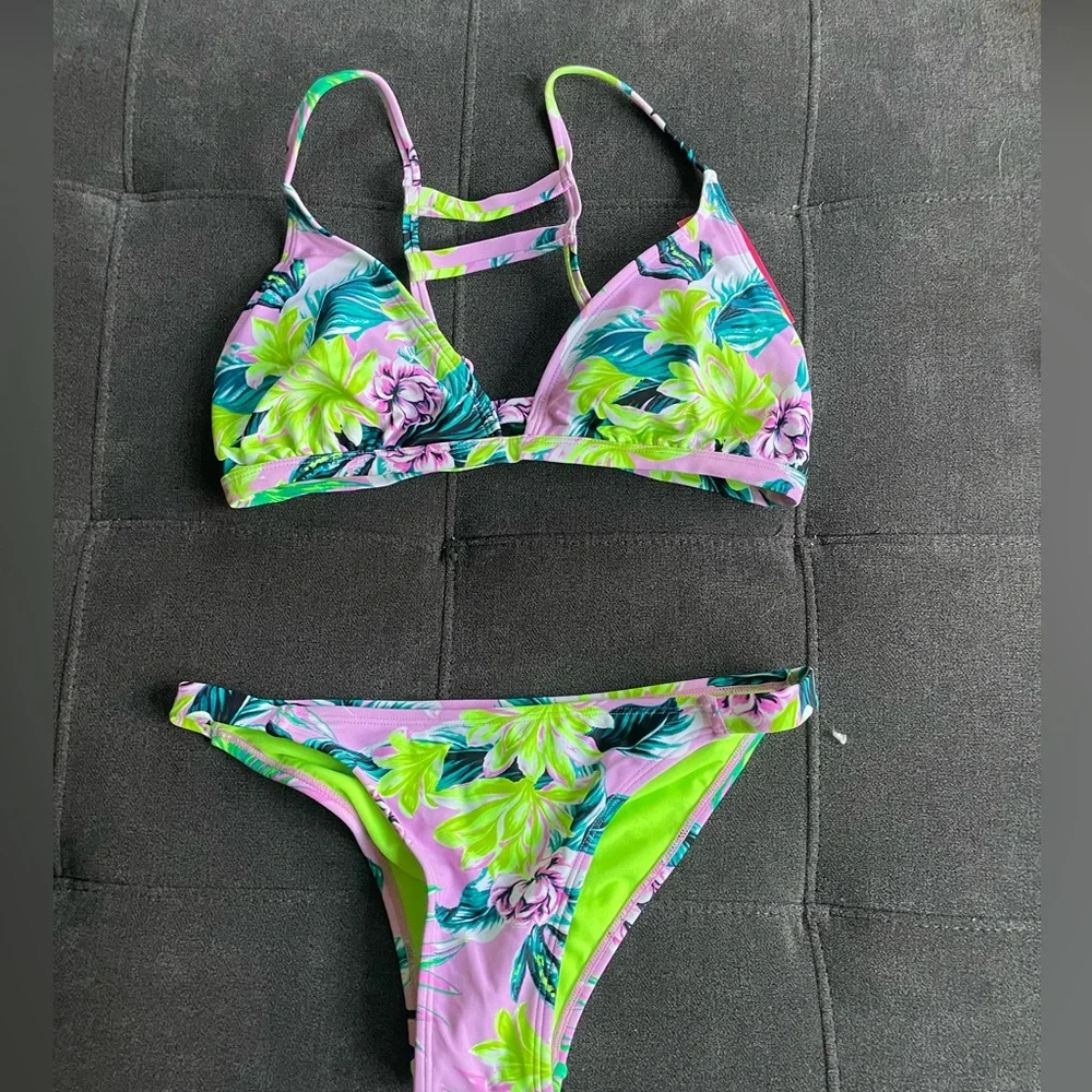Bikini - Picture 1 of 4